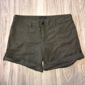 SALE Green stretchy shorts 🌿